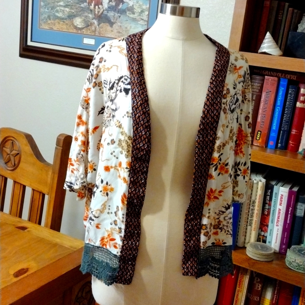 ❣️SOLITAIRE by Ravi Khosla M kimono(2 for $10) with pretty floral and lace
